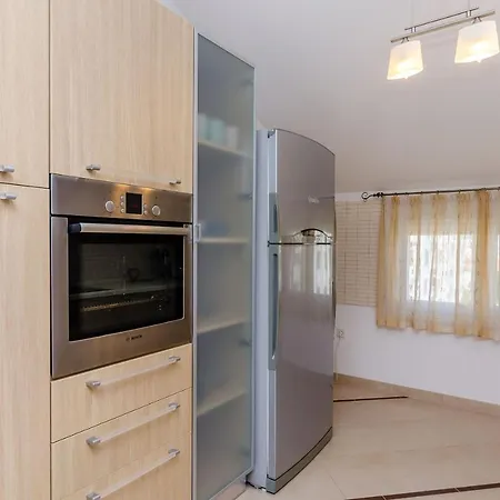 Dora Apartment *