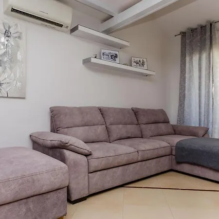 Διαμέρισμα Dora